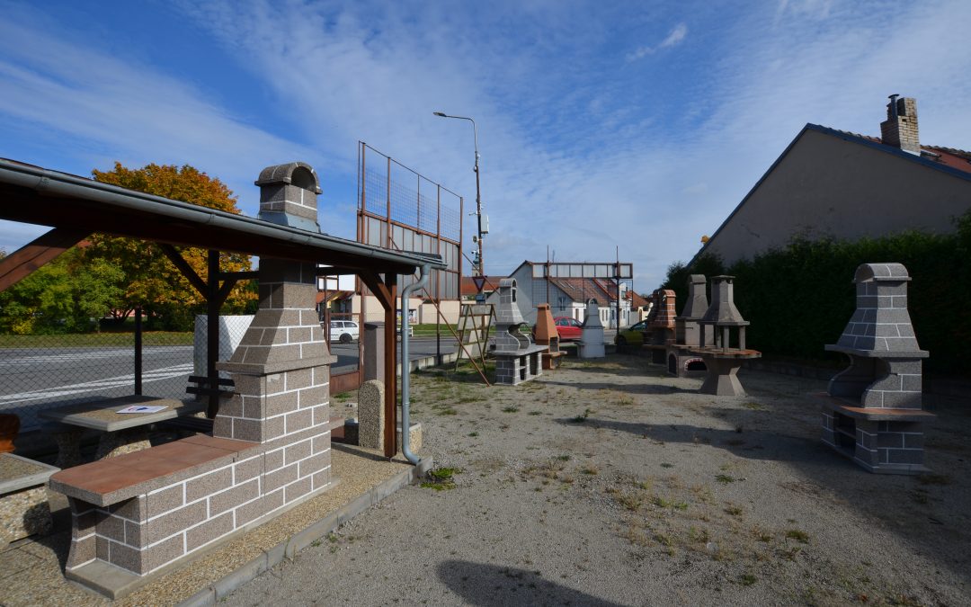 Pronájem pozemku s chatkou a reklamní plochou – centrum Soběslavi